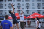 Peste 150 de persoane au jucat volei pe nisip in centrul Bucurestiului