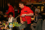 Fotbalistii de la Dinamo le-au oferit flori clientelor Pizza Hut