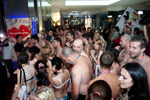 100 de bucuresteni in lenejerie intima au primit haine gratis de la Desigual