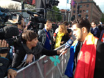 Cezar, asaltat de jurnalisti pe covorul rosu, la deschiderea oficiala Eurovision 2013