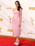 Maisie Williams a stralucit la Premiile Emmy 2015