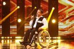 Juratii si prezentatorii X Factor in lacrimi in fata unui concurent in scaun cu rotile