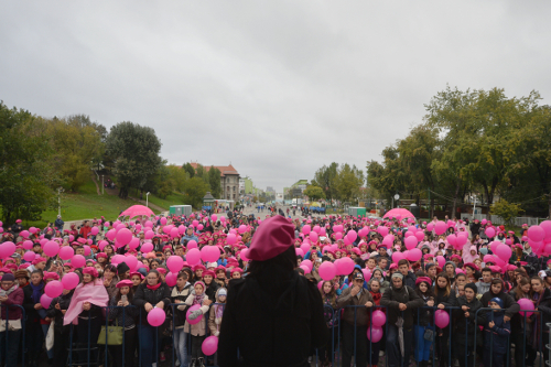 Trupele roz s-au inrolat in marsul impotriva cancerului la san