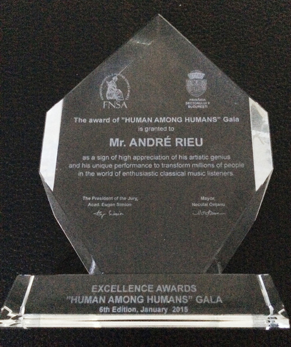 Andre Rieu a primit ”Premiul International – Prietenii Romaniei” in cadrul Galei Premiilor de Excelenta ”Om intre oameni”