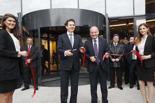 Carrefour România deschide cel de-al 31-lea hipermarket în noul centrul comercial Veranda, din Bucureşti, Piaţa Bucur Obor