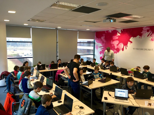 Telekom Romania susţine viitorii IT-işti printr-o nouă serie de ateliere Coder Dojo