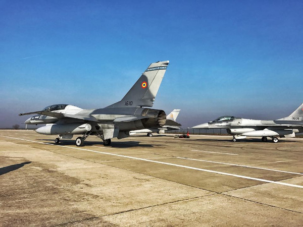 Avioanele F16, spectacol în premieră la parada militară, live la TVR