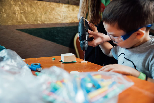 Copiii învață să-și construiască propria jucărie la Veranda Mall