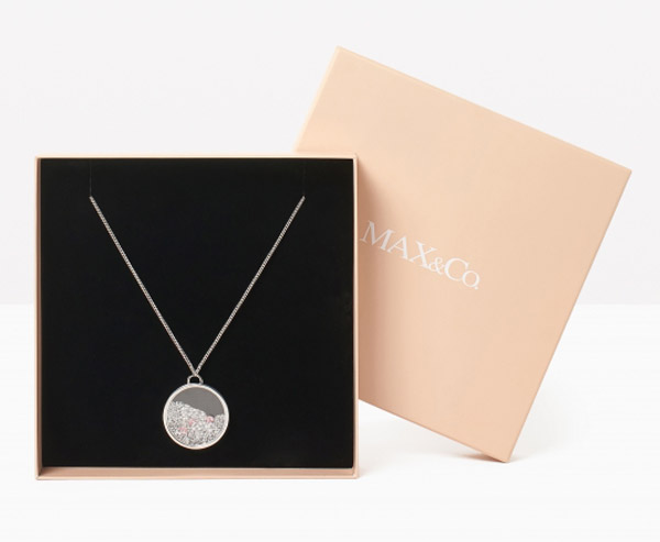 MAX&Co. îşi uneşte forţele cu SWAROVSKI pentru o colecție de bijuterii senzațională