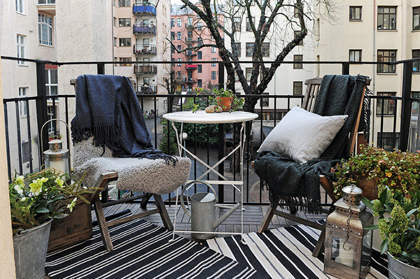 Balconul apartamentului, element de tranzit și oază în orice moment al zilei