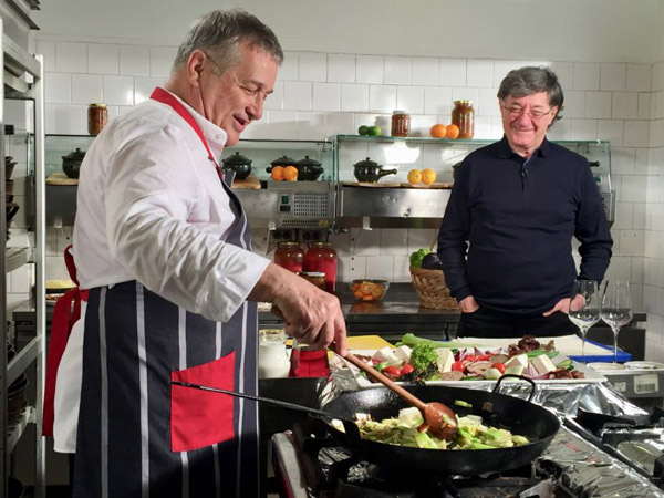 Dinescu şi Caramitru fac revoluţie în bucătărie