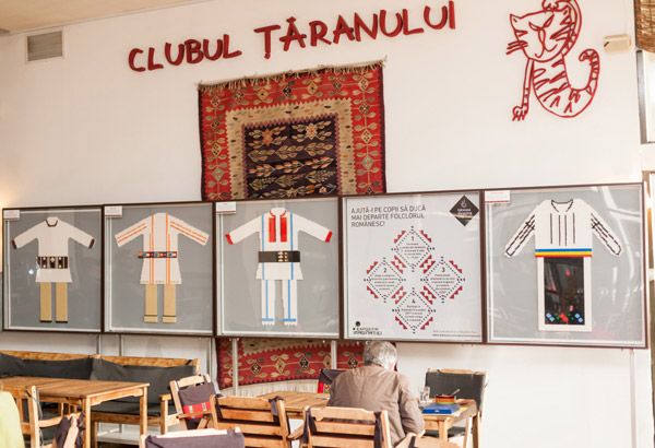 Prima expoziție de costume populare românești construite din cărămizi LEGO® ajunge la Clubul Țăranului Român