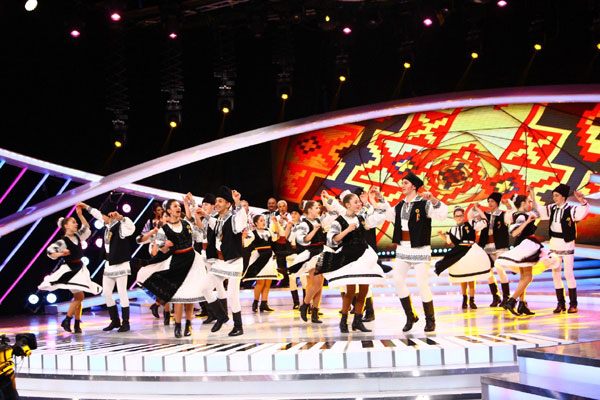 Șapte perechi de frați urcă pe scena de la „Next Star”, pentru o demonstrație de dansuri populare