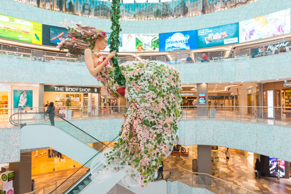 Magia primăverii aduce o zeiță în incinta București Mall