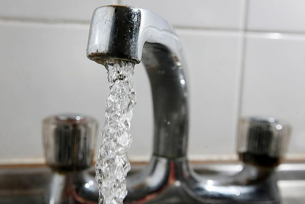 3 din 8 români consumă apă nepotabilă
