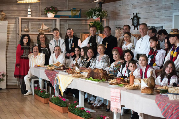 Vedetele folclorului românesc vin cu familiile „La masa de Paşti”