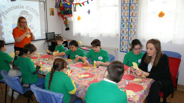 În Săptămâna Mare, Ioana Maria Moldovan împreună cu copiii cu dizabilități a intrat în atelierul Lumea Faptelor Bune Conil