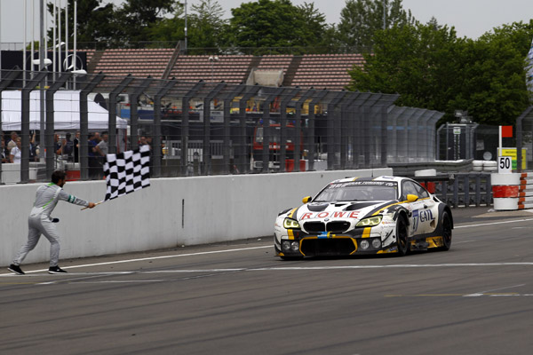 Final dramatic pe ploaie după 24 de ore: ROWE Racing obţine locul al doilea la Nürburgring cu BMW M6 GT3