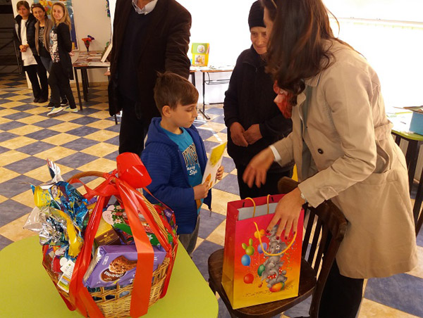 70 de familii cu probleme sociale s-au bucurat de sărbătorile Pascale cu ajutorul Voluntarilor Piraeus Bank