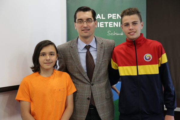Răzvan Burleanu, președintele Federației Române de Fotbal, este alături de reprezentanții României în programul Fotbal pentru Prietenie