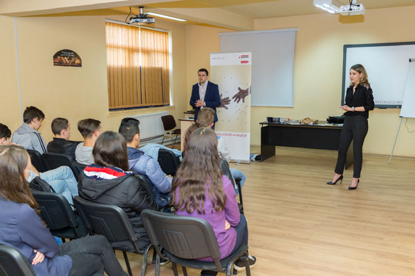 1.900 de elevi din Rădăuți și Vicovu de Sus au beneficiat de „Educație juridică pentru liceeni” în etapa a doua a proiectului