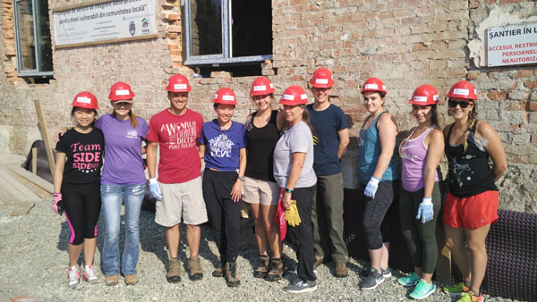 10 voluntari din SUA muncesc pe șantierul Habitat for Humanity din Mediaș