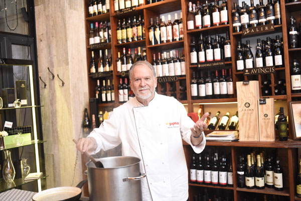 Antonio Passarelli le-a gătit jurnaliștilor, la evenimentul de lansare al emisiunii TV Paprika, „La piață cu Antonio Passarelli”