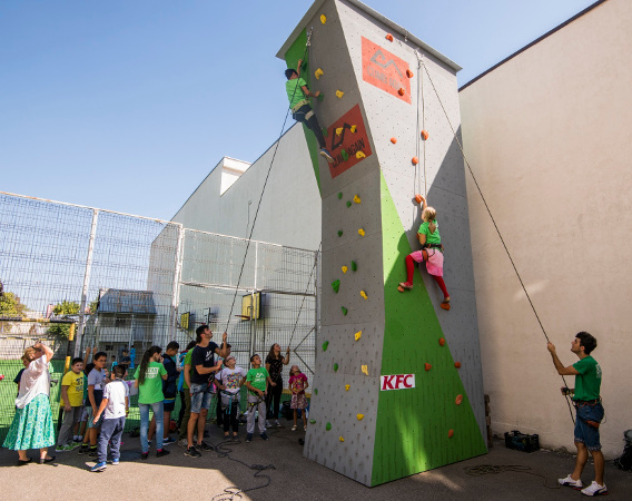 KFC și Asociația Climb Again susțin copiii cu nevoi speciale în practicarea escaladei ca modalitate de terapie și performanță
