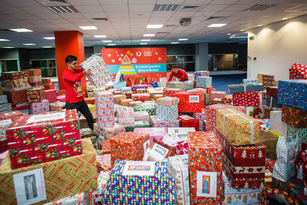 1.000 de copii defavorizați din întreaga țară vor primi cadourile pe care i le-au cerut lui Moș Crăciun