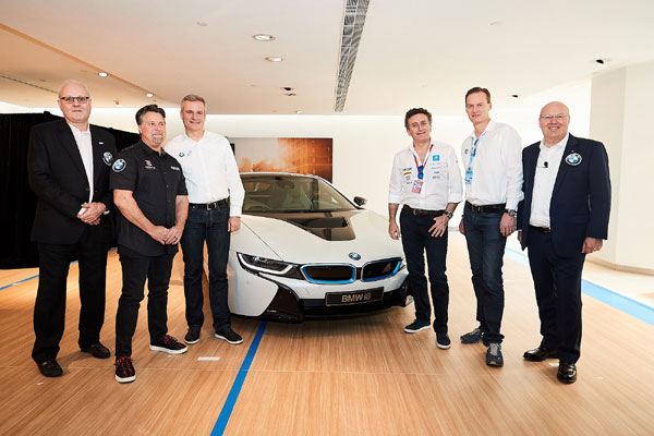 Formula E rămâne “Born Electric”: BMW i continuă parteneriatul cu inovatorul campionat electric în calitate de “Official Vehicle Partner”