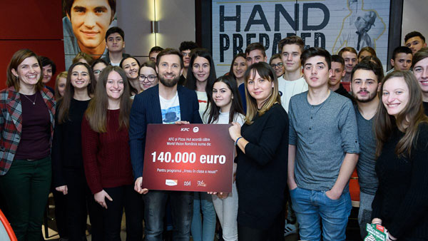 La al 10-lea an de parteneriat cu World Vision România, KFC și Pizza Hut vor dona suma record de 140.000 pentru programul „Vreau în clasa a noua”