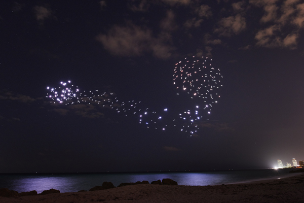 Premiera mondială a „FRANCHISE FREEDOM” a invadat cerul de pe ţărmul oceanului din Miami Beach cu 300 de drone zburătoare