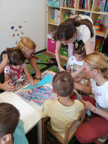 Preșcolari și școlari cu autism, pregătiți pentru integrarea în sistemul școlar din România printr-un program educațional derulat de ATCA