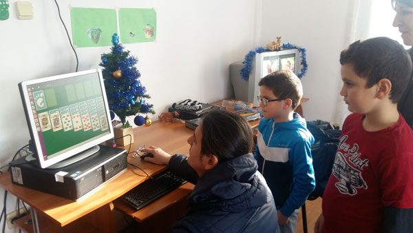 Surpriză de Crăciun pentru cei mai puţin norocoşi: ADIENT TRIM Ploieşti a donat 10 calculatoare copiilor aflaţi în grija Complexului de Servicii Comunitare „Sfânta Filofteia”, Câmpina