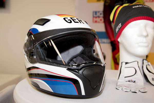 BMW Motorrad Helm Race im Olympia-Design