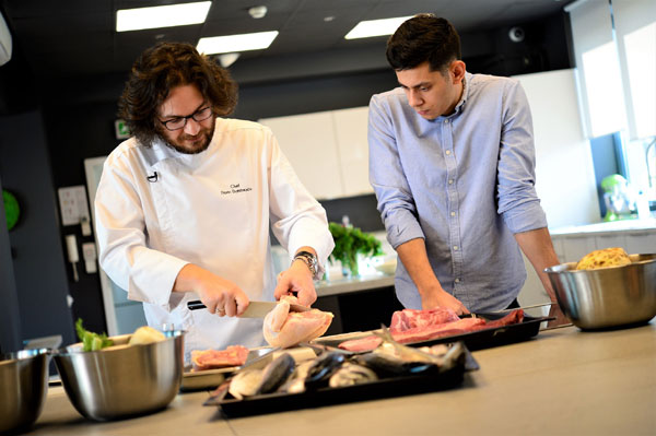 Chef Florin Dumitrescu a dezvăluit secretele gastronomiei câștigătorului aplicației ,, Chefi la cuțite”