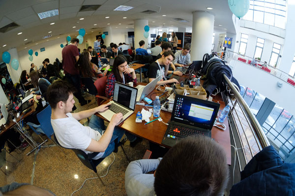 Carrefour susține tinerii pasionați de tehnologie, pentru al 3-lea an consecutiv, la Hackathon-ul din București al programului Innovation Labs