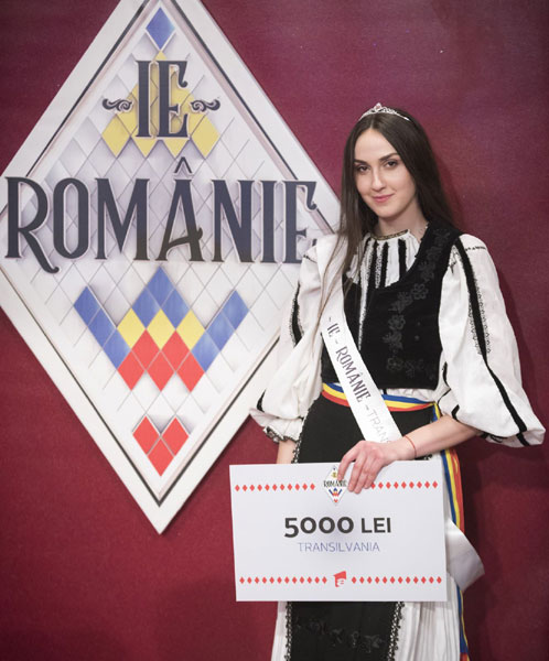 Raluca Marini, câștigătoarea “Ie, Românie” – Transilvania, a cochetat cu modellingul și e pricepută la sfârnit porumbul