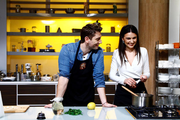 Vali Butnaru și Olivia Păunescu, de la pupitrul de știri, în bucătăria ,,Chefi la cuțite”