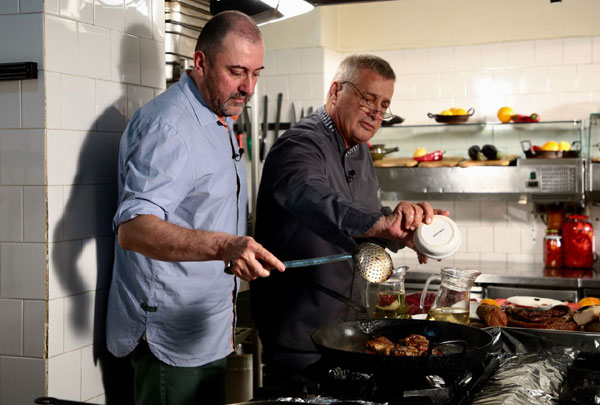 Un fin intelectual de la TVR, în bucătăria lui Dinescu