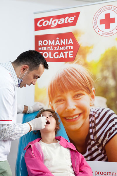 Consultații stomatologice gratuite oferite de Colgate și Crucea Roșie în 5 județe din România