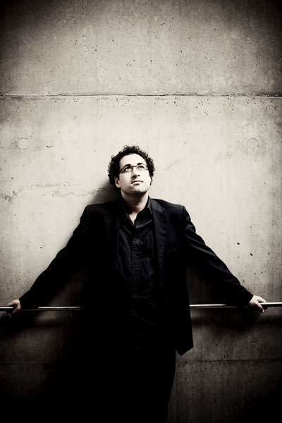 După un mare succes la Opera Regală din Londra, Leo Hussain dirijează Enescu la Sala Radio