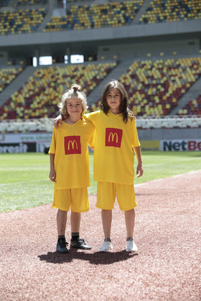 Sasha și Dennis, câștigătorii McDonald’s Player Escort, vor intra pe teren în debutul Campionatului Mondial de Fotbal din Rusia