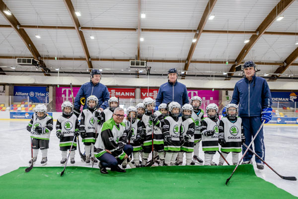 ŠKODA îi sponsorizează pe micuții jucători de hochei la patinoarul Țiriac-Telekom Arena