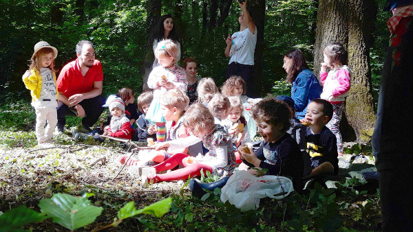 Tot mai mulți părinți optează pentru educația copiilor în natură: Grad de ocupare de 90% la singura grădiniță din pădure