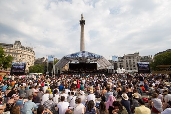 BMW CLASSICS a transformat Trafalgar Square pentru concertul public cu Sir Simon Rattle şi Orchestra Simfonică din Londra