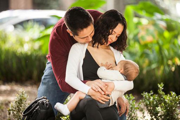 3 din 5 nou-născuți nu sunt alăptați la sân în prima oră de viață