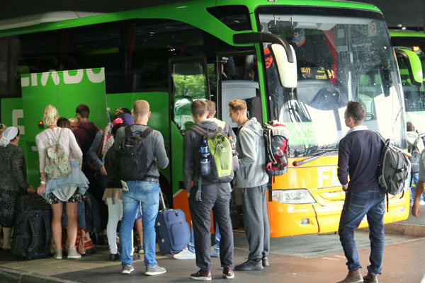 Tot mai mulți români călătoresc în străinătate cu autocarul vara. Top trei cele mai populare destinații