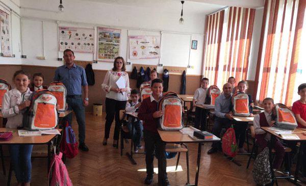 Prin campania „Lăsați-mă să învăț“, 2.400 de elevi din 22 de județe din România au început școala  cu ghiozdane complet echipate