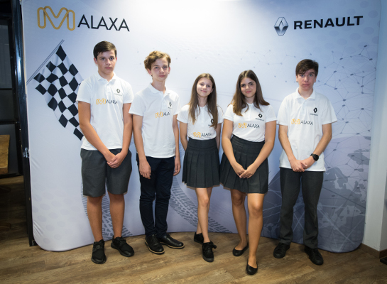 Echipa Malaxa își prezintă prototipul înainte de competiția finală F1 in schools